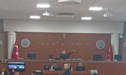 Kader işte... Laikliğin tasfiyesi diyen Ümit Özdağ başörtülü hakimin karşısında!