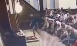 Cami cemaatinin önüne geçen gençten büyük terbiyesizlik
