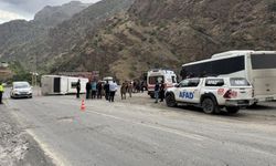 Hakkari'de midibüs devrildi!