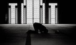 “Yüce Allah’ı anarak başlanmayan her anlamlı söz veya iş, bereketsizdir/sonuçsuzdur.”