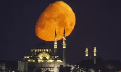 İstanbul'da ay manzarası:İzleyenleri kendine hayran bıraktı