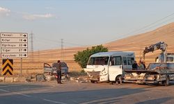 Tarım işçilerini taşıyan minibüs ile otomobil çarpıştı!