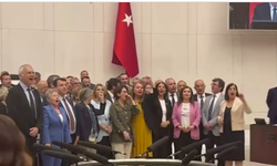 CHP'li vekiller Meclis'te kürsüyü işgal etti