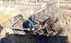 Traktör devrildi: 1 ölü, 4 yaralı