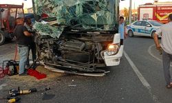Yolcu otobüsü ile traktör çarpıştı! 8 kişi yaralandı