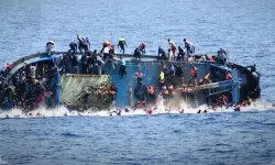 İtalya açıklarında mülteci gemisi battı!