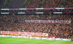 Galatasaray galibiyeti aldı, iki rakip taraftar da Gazze'yi unutmadı