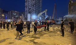 Ağır hasarlı bina, yıkılırken iş makinesinin üzerine devrildi!
