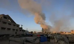 Siyonist rejim Nasır Hastanesi'ni Vurdu! 3 Gazeteci Dahil En Az 8 Kişi Şehit Oldu