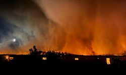 Sakarya'daki Boyahane yangınına müdahale ediliyor