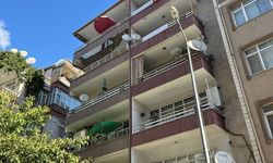 İstanbul'da inanılmaz görüntü! Balkon çöktü, bina boşaltıldı