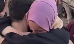 Duygu dolu anlar: Filistinli esirler ailelerine kavuştu