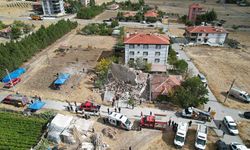 Ankara'da deprem riski nedeniyle boşaltılan 4 katlı bina çöktü!