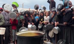 Gazze'de sıcak yemek dağıtan yardım kuruluşlarından hayırseverlere çağırı...