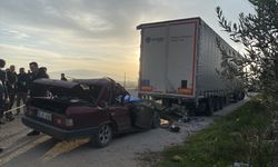 Park halindeki tıra çarpan otomobilin sürücüsü öldü