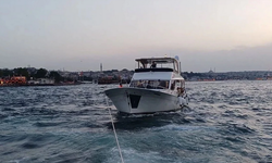 İstanbul Boğazı'nda sürüklenen tekne kurtarıldı