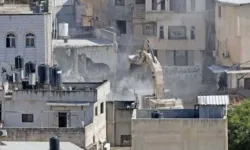 İşgalciler, Filistinli esirlerin evlerini yıkmaya devam ediyor!