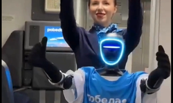 Dünyada Bir İlk! Havayolu Şirketi Uçuşta 'Robot' Kabin Memuru kullandı! İşte o görüntüler