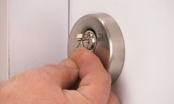 Kilidin içinde kırılan anahtarı usta çağırmadan çıkarmanın basit yöntemleri