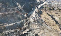 Sivas'ta göçük altında kalan kişiyi arama çalışması sürüyor!