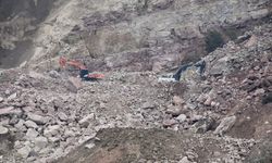 Taş ocağı şantiyesinde göçük altında kalan işçiyi arama çalışmalarına yeniden başlandı