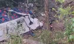 Okul servisi uçuruma yuvarlandı: 17 ölü, 20 yaralı