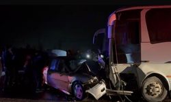 İşçi servisi ile otomobil çarpıştı: 1 ölü, 13 yaralı var