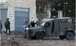 İşgal rejimi Batı Şeria’da düzenlediği baskınlarda 40’tan fazla Filistinliyi alıkoydu
