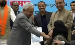 Bihar Başbakanı Müslüman doktorun peçesini zorla açtı