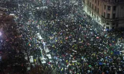 Binlerce kişi yargıdaki yolsuzlukları protesto için meydanlara indi