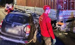 Otomobil, arıza yapan TIR'a çarptı: 1 ölü, 1 yaralı