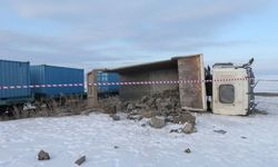 Yük treni kamyona çarptı: 1 ölü