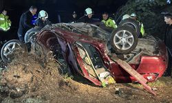 Refüje devrilen otomobilin sürücüsü öldü