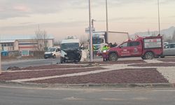 Öğrenci servis aracı ile kamyonet çarpıştı, 14 kişi yaralandı