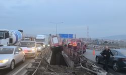 İtfaiye aracı iki köprü arasında asılı kaldı!