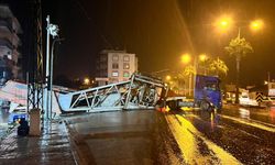 Dorsesi rampada askıda kalan tır ulaşımı aksattı