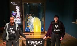 Kraliyet tacına muhallebili saldırı: Kule ziyarete kapatıldı!