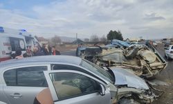 İki otomobil çarpıştı! Kazada 7 kişi yaralandı