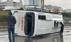 Maltepe'de servis minibüsü devrildi!