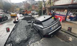Gaziosmanpaşa'da yol çöktü: Araç hasar gördü!