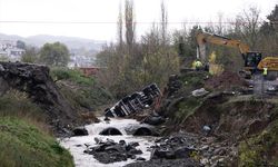 İstanbul'da şiddetli yağış! Yol çöktü: Araçlar dereye düştü!