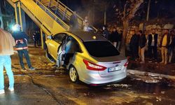 Otomobil yaya üst geçidine çarptı! Yaralılar var