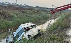 Adana'da sulama kanalına devrilen minibüsteki 18 kişi yaralandı