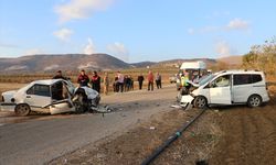 Hafif ticari araç ile otomobilin çarpıştığı kazada 3 kişi yaralandı