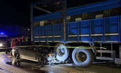 Otomobil kamyonla çarpıştı: Ölü ve yaralılar var!