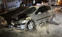 Duvara çarparak alev alan otomobil kullanılamaz hale geldi