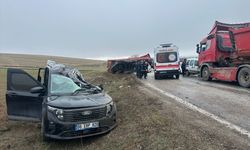Aracın üzerine tır devrildi: Yaralılar var