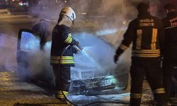 Seyir halindeki otomobil alev aldı