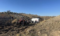 Devrilen traktörün sürücüsü hayatını kaybetti