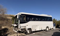 Yolcu midibüsü ile otomobil çarpıştı: 11 yaralı var